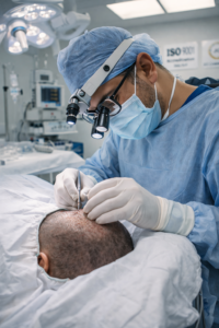 Cirujano Realizando FUE en Quirofano ISO JCI Medican Clinics Cirujano Realizando FUE en Quirofano ISO JCI Medican Clinics